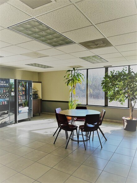 More Photos Of 960 Rand Rd, Des Plaines Flex For Lease