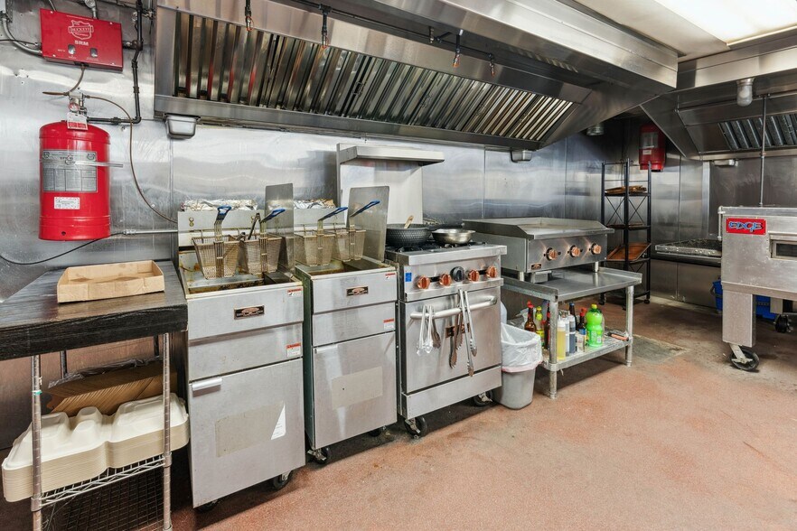 More Photos Of 117 Clinton St, Shrewsbury Freestanding For Sale