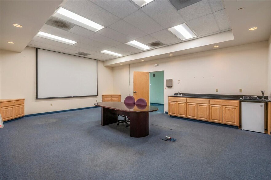 More Photos Of 1290 Reamwood Ave, Sunnyvale Research And Development For Lease