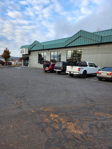 More Photos Of 310 SE Railroad St, Bend Storefront Retail Residential For Lease