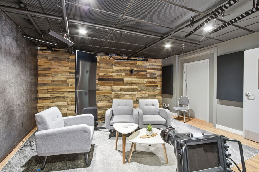 More Photos Of 7731 Traders Ln, Indianapolis Office For Sale