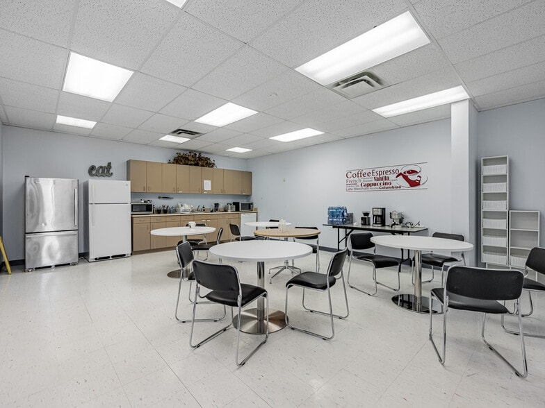 More Photos Of 200 Matheson Blvd W, Mississauga Medical For Lease