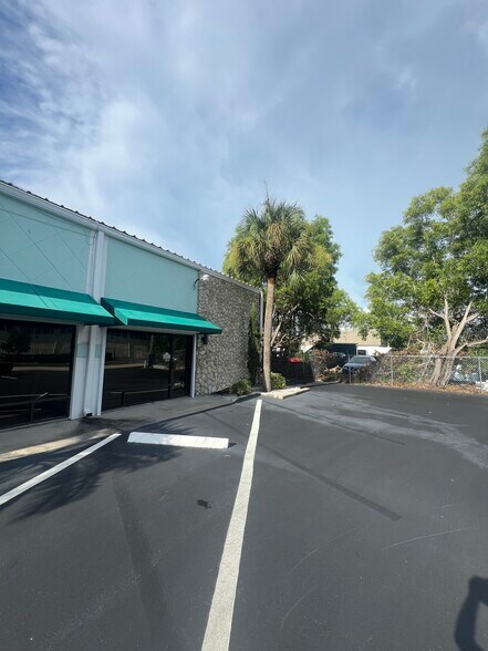 More Photos Of 3651-3663 Arnold Ave, Naples Light Manufacturing For Lease