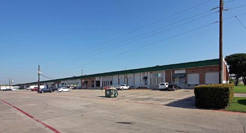 More Photos Of 151 Regal Row, Dallas Warehouse For Lease