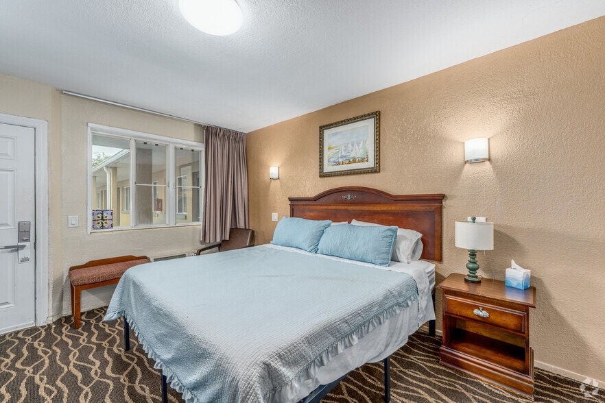 More Photos Of 640 S Ridgewood Ave, Daytona Beach Hotel For Sale