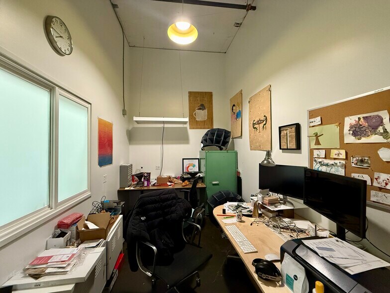 More Photos Of 923-935 SE Hawthorne Blvd, Portland Showroom For Sale