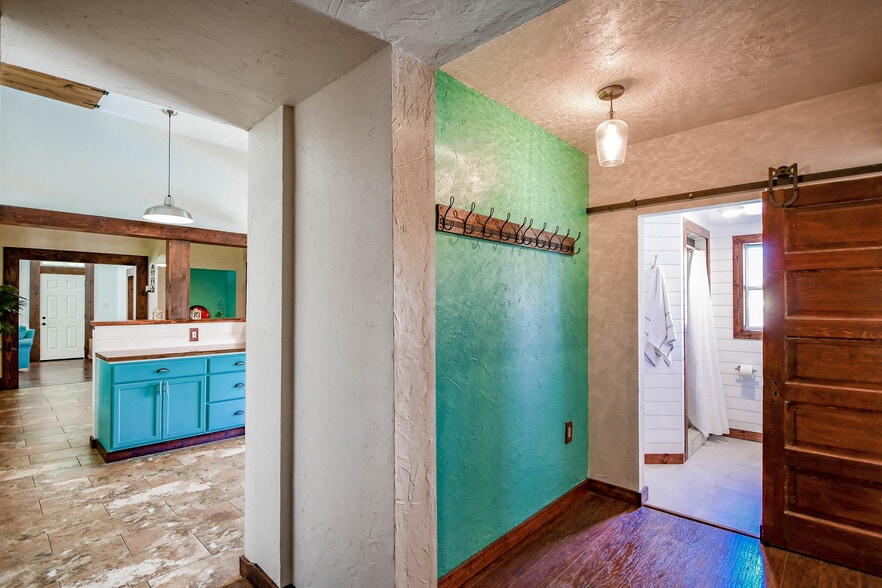 More Photos Of 512 N Travis St, Granbury Hospitality For Sale