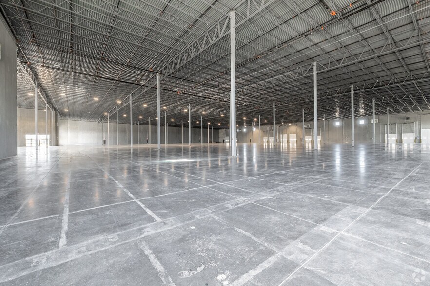 More Photos Of 1217 W MacArthur Rd, Wichita Warehouse For Lease