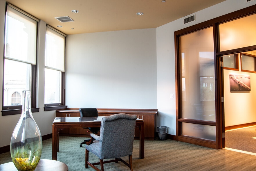 More Photos Of 18 Broad St, Charleston Office Residential For Lease