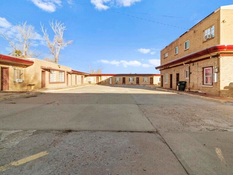 More Photos Of 905 W Spruce St, Rawlins Hotel For Sale