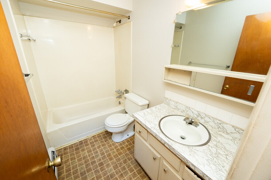 More Photos Of 500 Zahn Dr, Akron Apartments For Sale