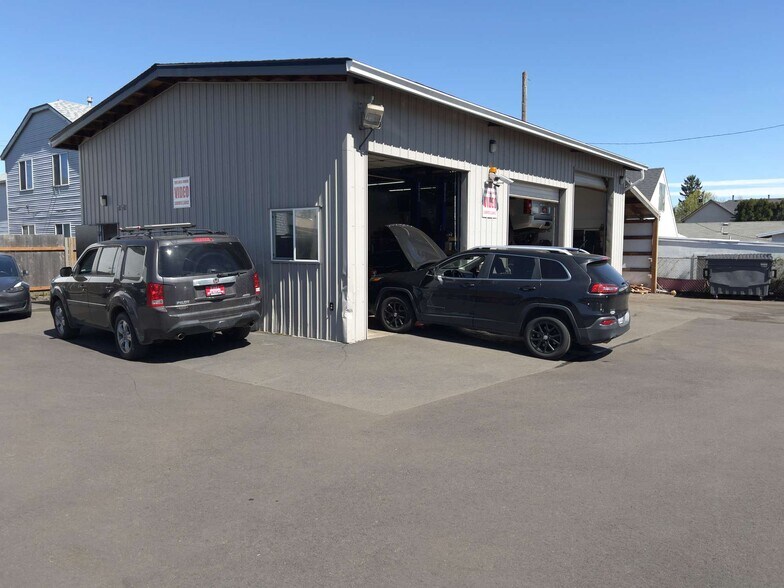 More Photos Of 610-622 SE 82nd Ave, Portland Auto Dealership For Sale