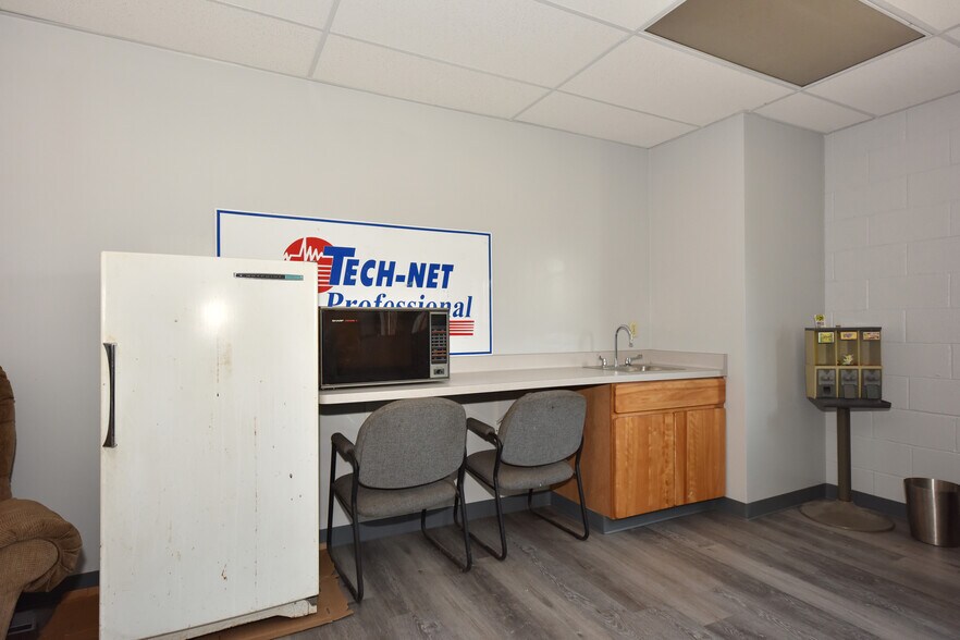 More Photos Of 820 W Sumner St, Hartford Auto Repair For Sale