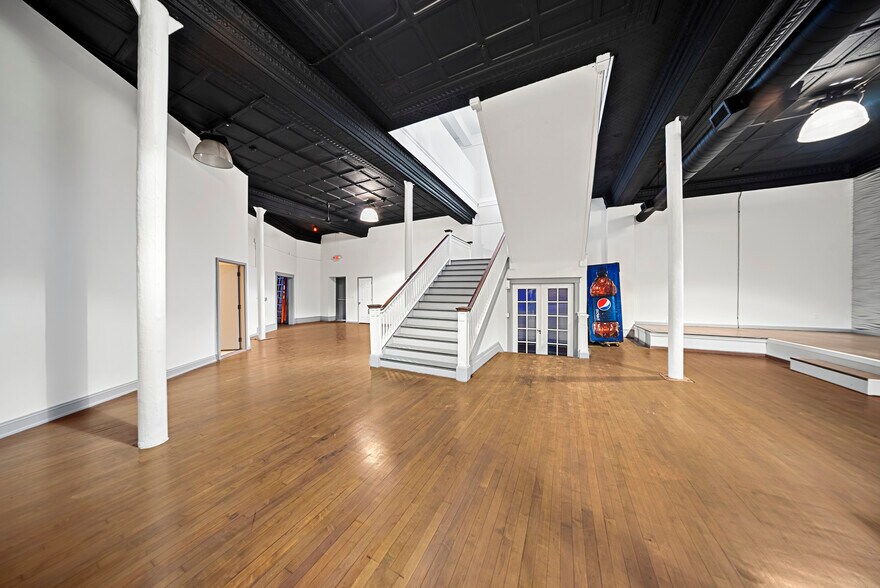 More Photos Of 2055 Gratiot Ave, Detroit Storefront Retail Office For Lease