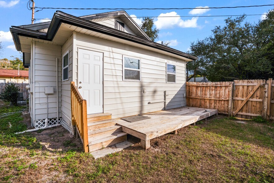 More Photos Of 1006 15th Ave NW, Largo Multifamily For Sale