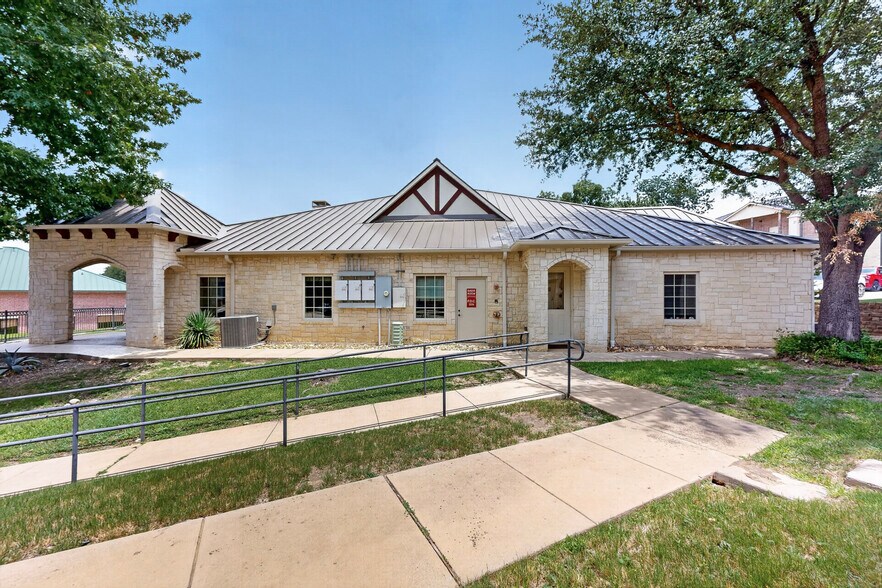 More Photos Of 2230 Bush Dr, McKinney Medical For Lease