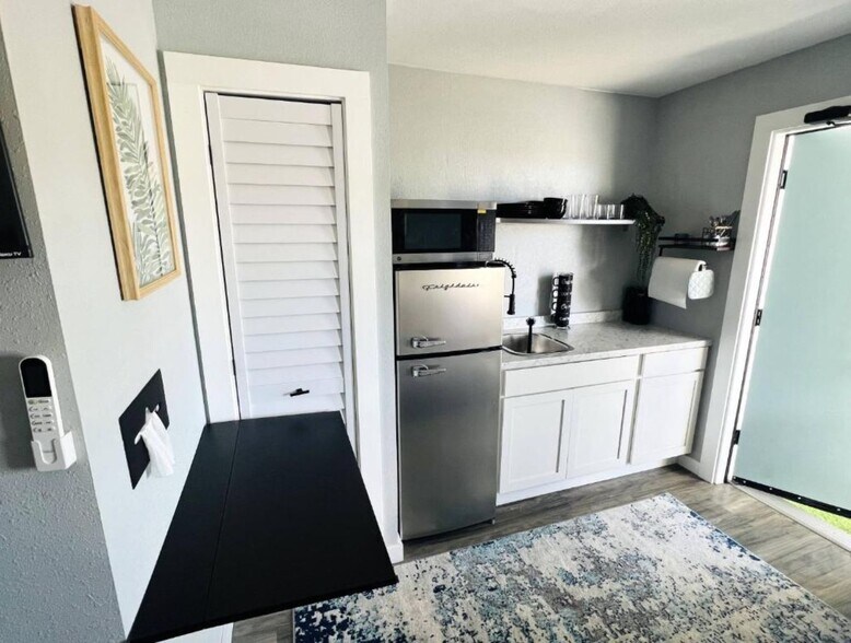 More Photos Of 1915 N Atlantic Ave, Daytona Beach Hotel For Sale