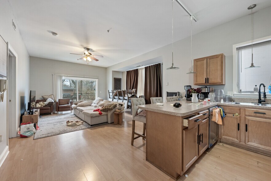 More Photos Of 15524 Cicero Ave, Oak Forest Apartments For Sale