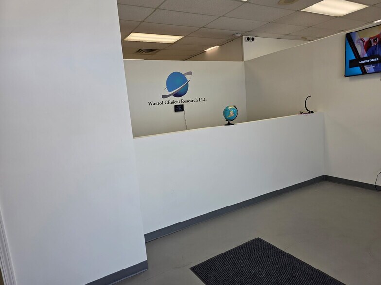 More Photos Of 1122 W Holmes Rd, Lansing Freestanding For Lease