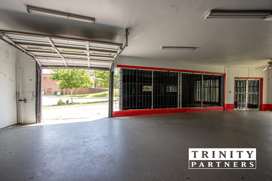 More Photos Of 3619 N Main St, Columbia Light Distribution For Sale