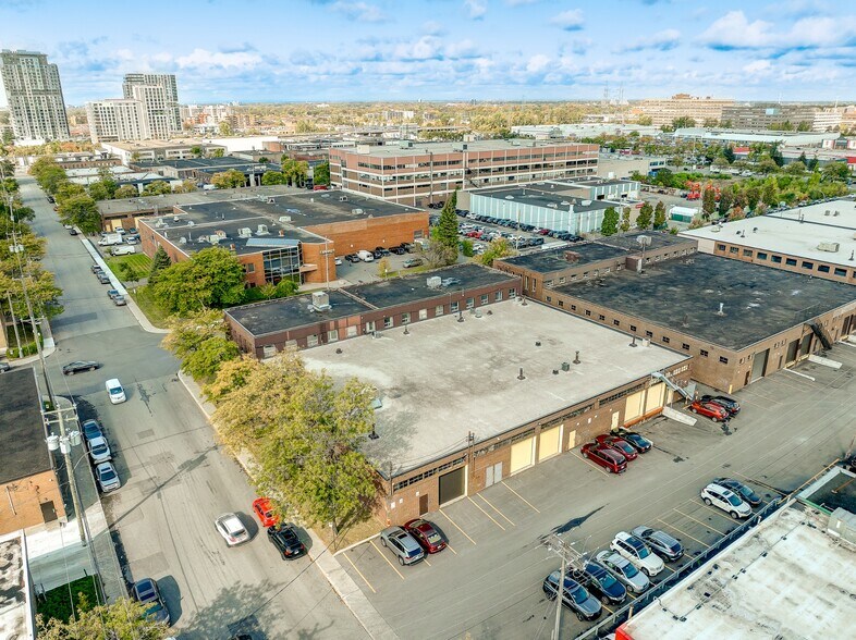 More Photos Of 1310-1370 Rue Chabanel O, Montréal Warehouse For Lease