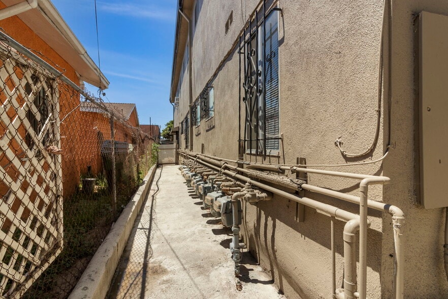 More Photos Of 820 W 95th St, Los Angeles Apartments For Sale