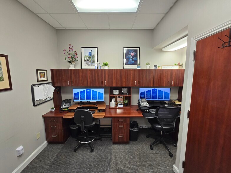 More Photos Of 465 Warren Ave, Longwood Office For Lease