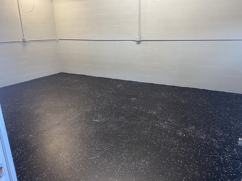 More Photos Of 1402 S 15th St, Louisville Light Distribution For Sale