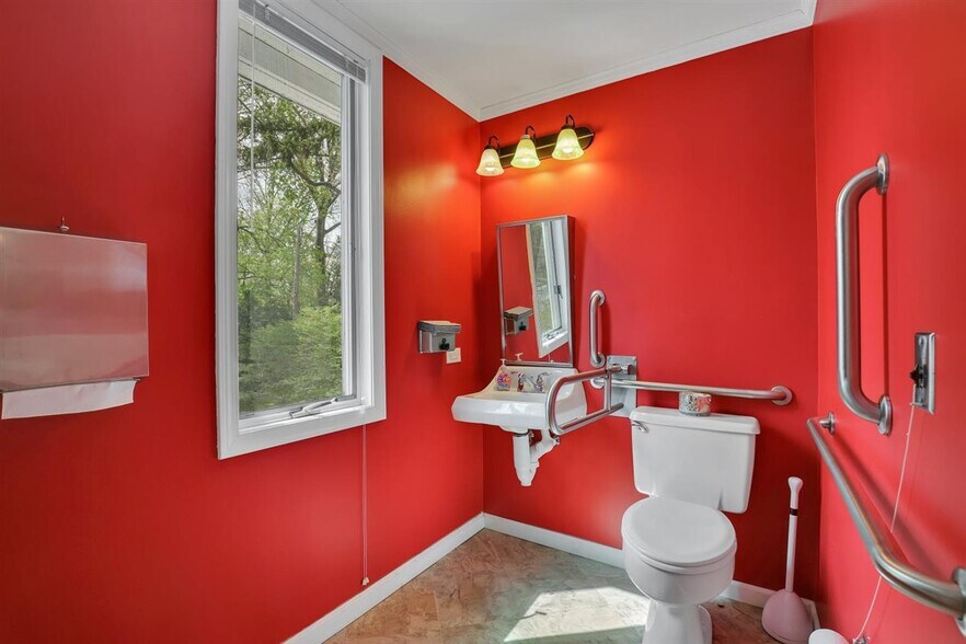 More Photos Of 36 School St, Glastonbury Office For Sale