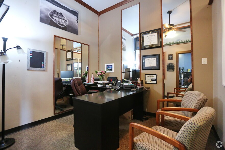 More Photos Of 1828 Franklin St, Bellingham Showroom For Sale