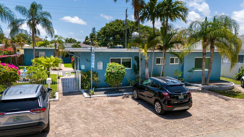 Primary Photo Of 1930 Lincoln St, Hollywood Assisted Living For Sale