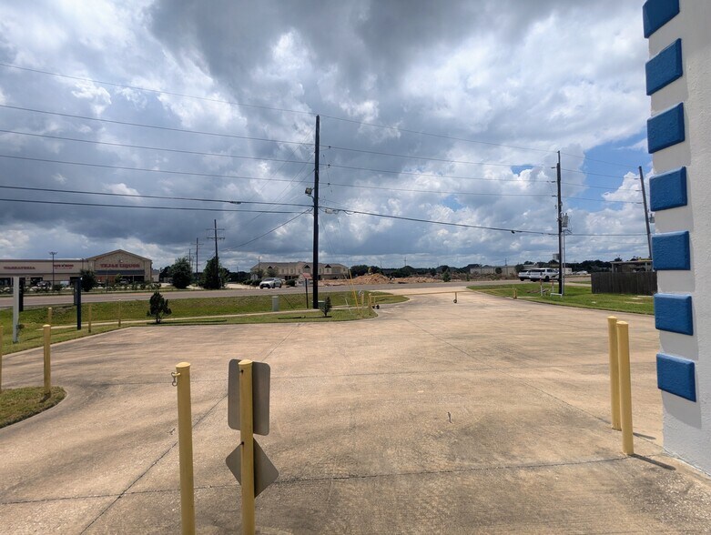 More Photos Of 422 N Lhs Dr, Lumberton Freestanding For Sale