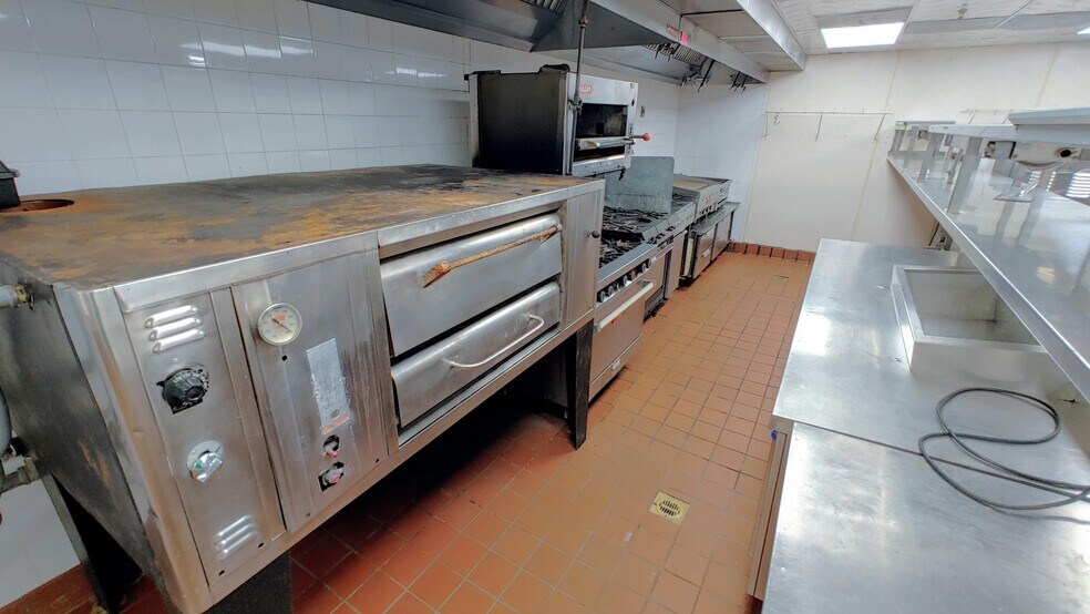 More Photos Of 5309 29th St E, Ellenton Skating Rink For Lease