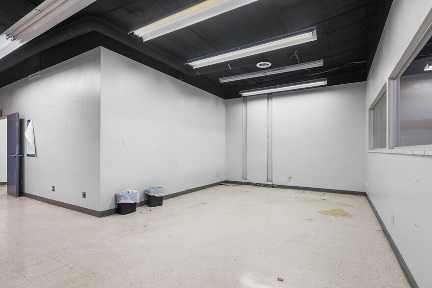 More Photos Of 3401 NNE Loop 323, Tyler Light Distribution For Sale
