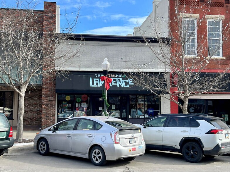 Primary Photo Of 812 Massachusetts St, Lawrence Storefront For Lease