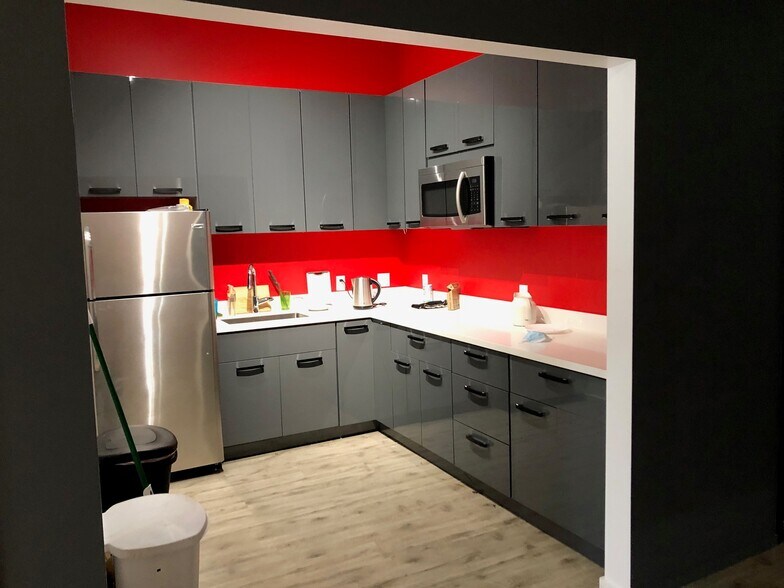 More Photos Of 5425 Mission St, San Francisco Showroom For Sale