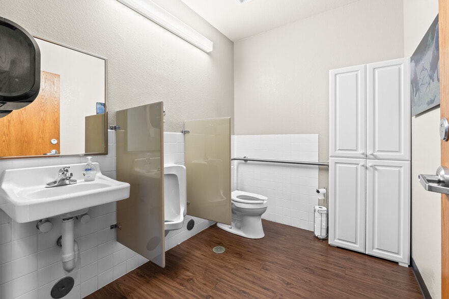 More Photos Of 4650 20th St, Greeley Office For Sale