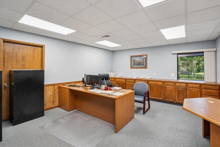 More Photos Of 2721 SW 30th St, Des Moines Office For Sale