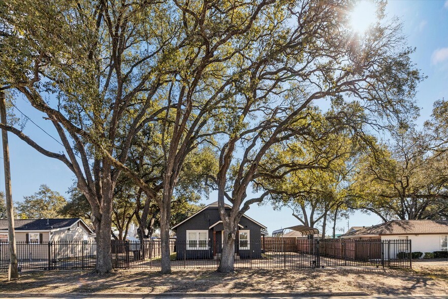 More Photos Of 5235 E 5th St, Katy Flex For Sale