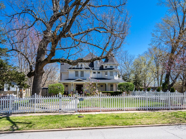 More Photos Of 306 N Main St, Bentonville Hospitality For Sale