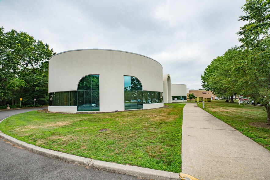 More Photos Of 30 Crossways E, Bohemia Manufacturing For Lease