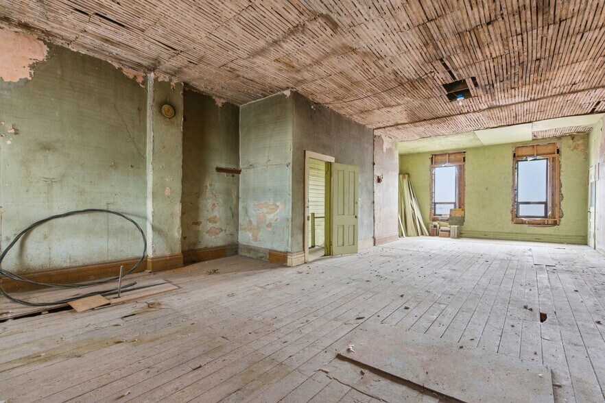 More Photos Of 805 Main St, Cassville General Retail For Sale