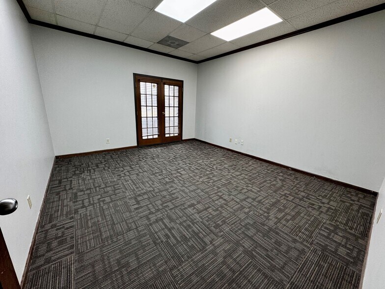 More Photos Of 6800 W 107th St, Overland Park Office For Sale