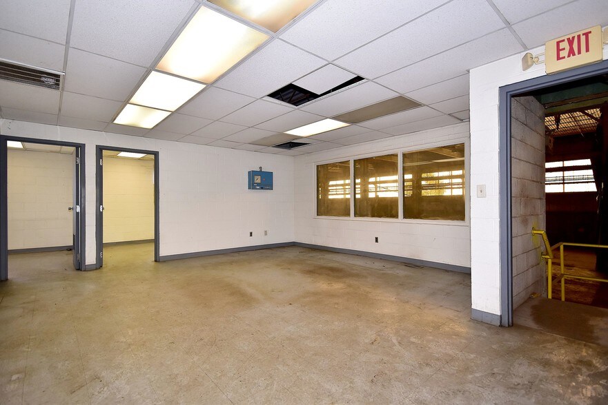 More Photos Of 420 Woodruff Rd, Joliet Warehouse For Lease