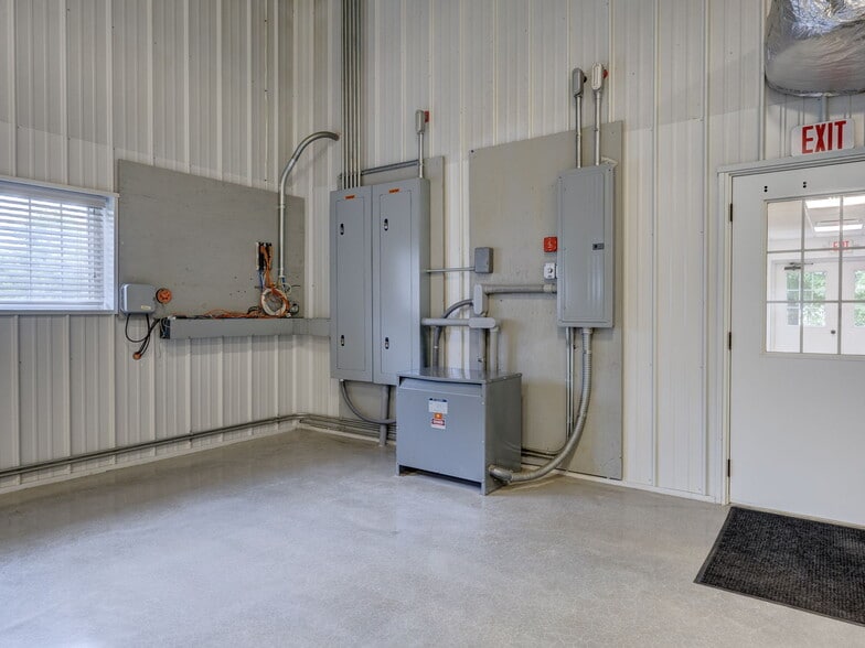 More Photos Of 1 Northgate Dr, Windsor Locks Warehouse For Lease