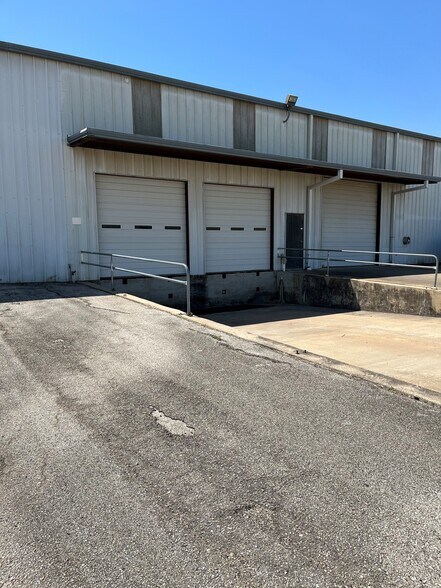 More Photos Of 2009 Hatfield Rd, Pearland Warehouse For Lease