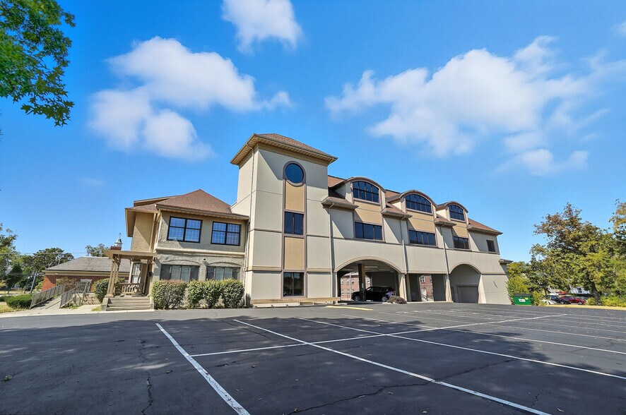 More Photos Of 916-920 W Market St, Lima Medical For Sale