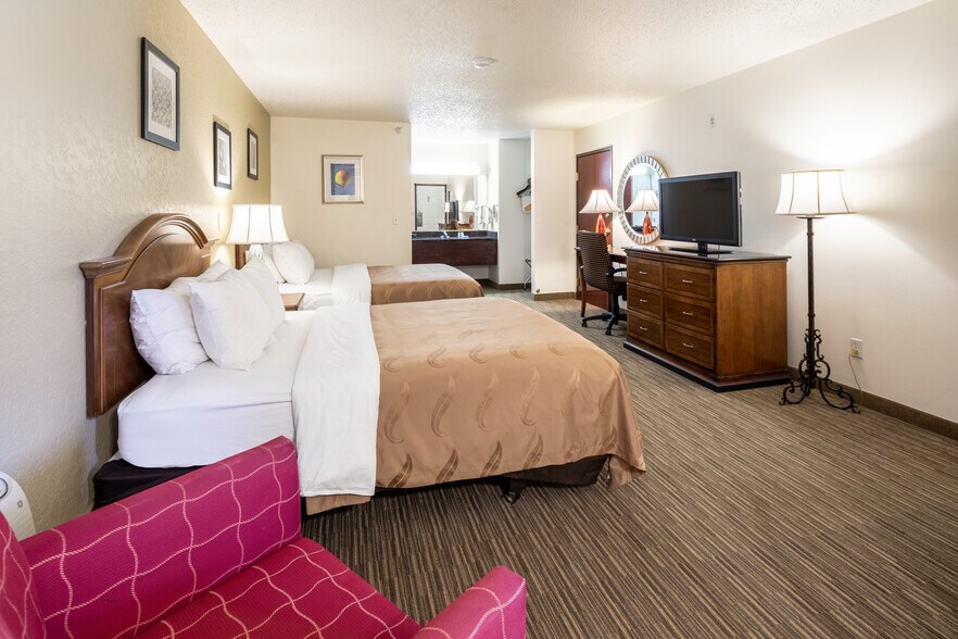 More Photos Of 231 Winter St, Keystone Hotel For Sale