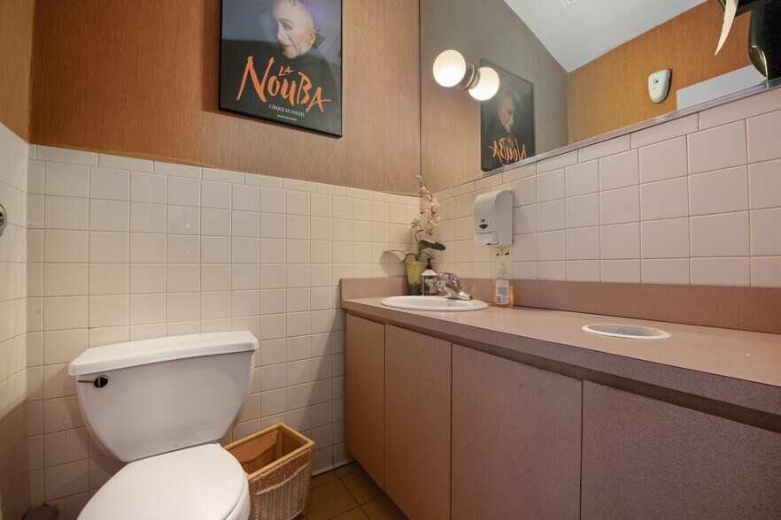 More Photos Of 410 Merrick Rd, Oceanside Restaurant For Sale