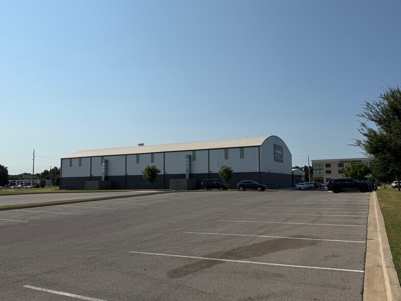 More Photos Of 2795 E 91st St, Tulsa Sports And Entertainment For Sale